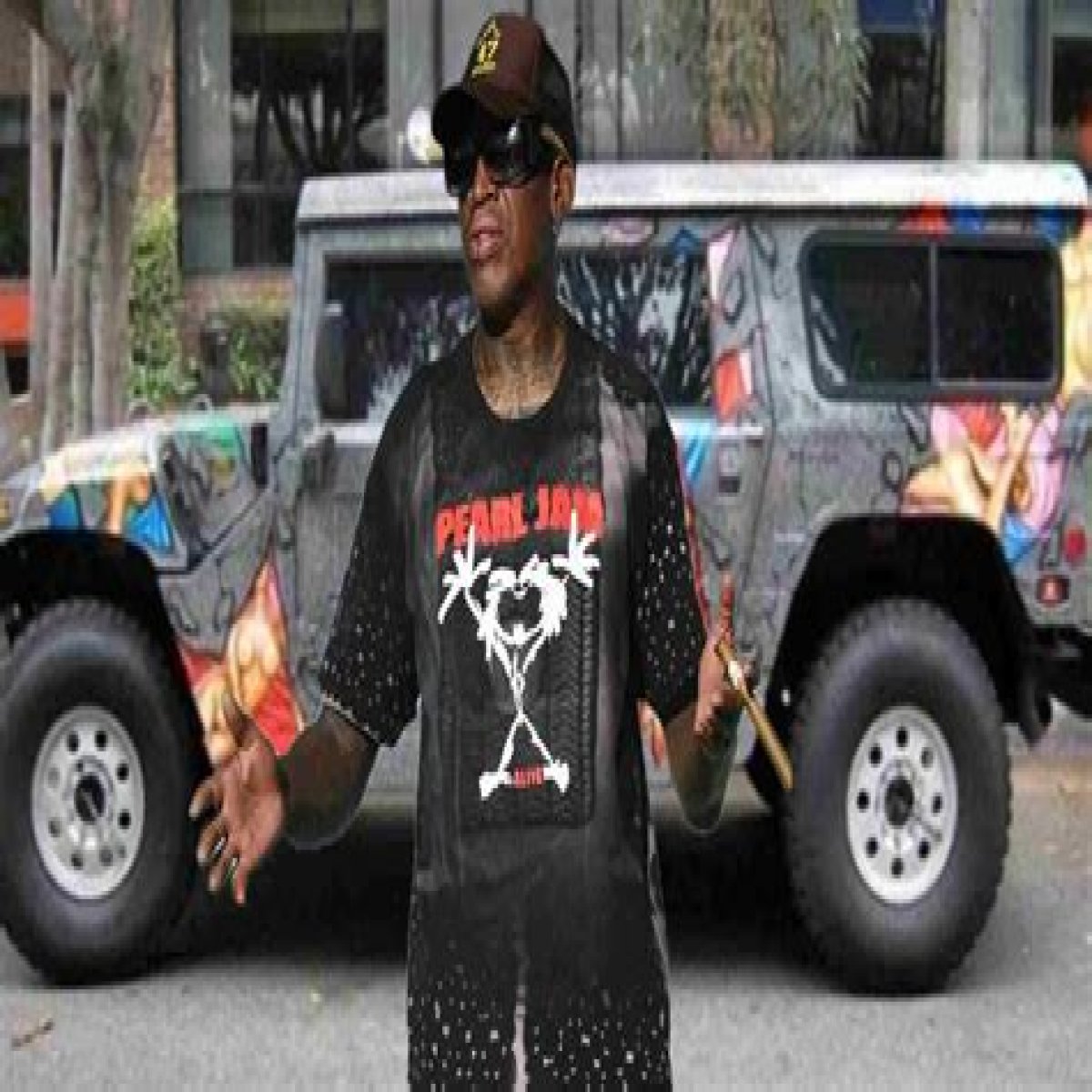 “Hummer filled with 50 NAKED women” Dennis Rodman, who was SCAMMED for millions, let $50,000+ slip